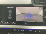 クルマを上空から眺めるような映像と合わせて車両後方の映像を確認できるので夜間駐車も、より安全に駐車する事が可能です。