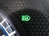 【ハイビームアシスト】先行車または対向車の有無や周辺の明るさなどに応じて、ヘッドライトのハイビーム(上向き)とロービーム(下向き)を自動で切り替えます。