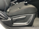 視線移動が少なくドライビングに専念できるコックピット。運転中に必要な「走行情報」とそれ以外の「便利・快適情報」を明確に分けてあるので情報を得る時に迷いを少なくしています。
