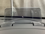 車速やナビのルート誘導などを表示してくれるアクティブ・ドライビング・ディスプレイ。視線や焦点調節が少なく済み、気持ちよく安全に運転を楽しめます。