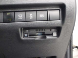 高速道路上に設置されたITSスポットと双方向通信を行うETC2.0ユニットは、ナビゲーションとも連動して、ETC機能に加え、安全運転をサポートする交通情報を画像や音声などで提供します。
