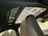 パノラミックスライディングルーフで明るい車内をお楽しみいただけます。UVカットで日差しの強い日も安心です。