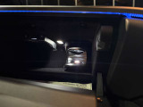 メルセデス純正パフュームアドバイザー搭載。車内を上質な香りで演出し、走行のたびに特別感を味わえます。ETC車載器はグローブボックス内に設置。