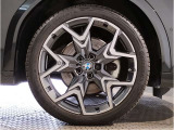 【BMWアロイホイル】軽量かつ強度に拘ったアロイホイル。走行性能ポテンシャルを引き出す設計。車の足元を引き締めてくれる大きなポイントはアロイホイルです。