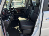 前席は視界が開け、運転席から周囲の様子を確認しやすい室内です。座面と背もたれには落ち着いた色合いを採用し、足元にも空間があるため、乗り降りの際もゆとりを感じられます。