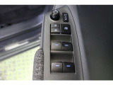 全ての窓が運転席から操作できます。今やほぼ当たり前ですが、無いと不便なアイテムですね。ドアの施錠・解錠と連動してドアミラーが格納・復帰するオート電動格納機能も装備しています。