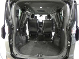 3列目シートは跳ね上げ式で折りたたみ可能です。キャンプ用品など大きな荷物もばっちり収納可能です!