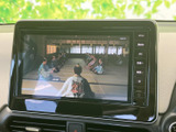 停車中にテレビ番組などの映像を楽しめる画面を備えています。お出かけ先での待ち時間にも活用でき、車内で過ごすひとときをより便利にしてくれます。