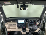【前方視界】開放的な前方視界!運転がしやすく疲れにくいです♪窓が大きく、見通しがとっても良いおクルマですよ♪