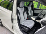 運転席まわりには十分なスペースがあり、大柄な方でもゆったり運転していただける環境です。