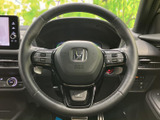 左右にスイッチが配置され、運転中も視線を大きく移さずに各種操作へアクセスしやすい構成です。手元で扱える機能が揃い、毎日の運転を便利にサポートします。