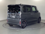 スライドドアは通常のドアに比べて、車のボディーに対し平行に開閉し、開けてもスペースを取りません。出入り口が大きいドアはお子様のいるご家庭はもちろん、混んだ駐車場でも大活躍です!