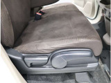 運転席ハイトアジャスター装備(ラチェット式・手動) レバー操作でシートの高さの調節が可能。自分に合ったドライビングポジションで、運転をより安心・快適にします。