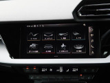 スマートフォンとAudiをUSBケーブルを介し接続。AppleのCarPlayやAndroid Autoのアプリを通じて、スマートフォンのコンテンツをMMIディスプレイに表示します。
