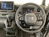 【ハンドル】運転にかかわる様々な操作を安全に行えるように視点移動が少なく操作性に配慮されたスイッチ類が凝縮されたコックピットです。