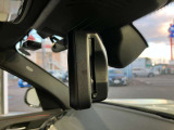 ETC内臓 自動防眩ルームミラー :後続車のライトが反射しても眩しくないように、ミラーの反射率を自動的に調整します。