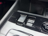走行シーンに合わせて乗り味を変えられるドライブモード切り替えスイッチ。モーター走行ならではの静粛性を高めるEVモード設定も手元で選択可能です。