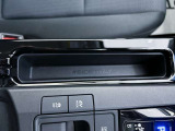 スマホを入れるだけで、簡単に充電ができます。(ワイヤレス充電対応機種のみ)