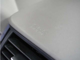 ◆助手席エアバッグ◆SRSエアバッグは、シートベルトだけでは防ぎきれない衝突時の衝撃から乗員を守るための安全装置。衝突時に瞬時に膨らみ、頭部や胸部がダッシュボードに直接衝突するのを防ぎます。