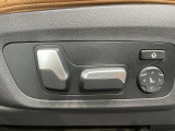 【メモリー機能付きパワーシート】運転手が代わってもボタン一つで設定ポジションに。常にご自身のドライブ設定が整います。