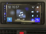 ディスプレイオーディオを装備。スマホとクルマをつなぐことで、これまでのナビに加えて、いろんなサービスが楽しめます。
