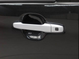 電子キーをカバンやポケットに持っていれば、ドアハンドルやバックドアに付いているボタンを押すだけでドアの開閉ができます。手が塞がっている時、カバンの中からカギを探す必要がありません。