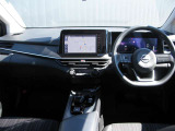 大きなフロントガラスで視界も広く運転しやすいですよ。