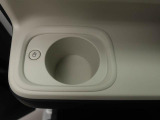 ホットドリンクをちょうどいい温度でキープしてくれる保温機能付きのホッとカップホルダー(前席)。ほっこり快適にドライブをサポート。