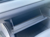 助手席側には広々としたダッシュボードを完備しております。