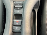 電子制御パーキングブレーキは信号待ちでも便利。いつもより運転がラクになるはずです。