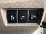 【シティブレーキアクティブシステム】低速走行時に前方の車両や障害物を検知し、衝突の危険があると自動でブレーキを作動させる安全支援機能です。