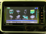FMやAM、USB、Bluetooth Audioなど複数の音源が画面に並び、好みに合わせて選びやすい構成です。日々の移動中に音楽やラジオを楽しみたい方にうれしい装備です。