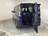【わくわくゲート】タテはもちろんヨコにも開き、ちょっとした荷物を積む時にもとても便利♪人やペットの乗り降りもスムーズにできます♪