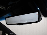 デジタルインナーミラー(前後方録画機能付)が装備されています。車両後方カメラの映像をミラー内のディスプレイに表示。車両前後のカメラで撮影した映像をデジタルインナーミラー内のSDカードに録画します。