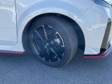 足元を引き締める17インチタイヤとNISMO専用純正アルミホイール装備、スチールホイールより軽く低燃費に貢献します。(右フロント)