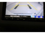 バックをするとき自動でリアの様子が映る『リアカメラ』付き!ナビ画面で確認しながらバックができ、ガイドラインで距離感がつかめるので後ろの壁も安心ですね。でも、周りへの目視も忘れないでくださいね!