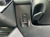 オートブレーキホールド付き ブレーキペダルを踏んで停車した際に、ブレーキを保持し続ける機能です。これにより、信号待ちや渋滞時など、ブレーキペダルから足を離しても、車が勝手に動き出すのを防ぎます