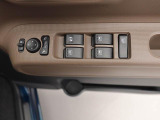 パワーウィンドゥ 運転席ドアスイッチ照明付です。電動格納ミラーも手元でワンモーションで可能です。