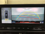 【パノラミックビューモニター】クルマの前後左右に搭載したカメラから取り込んだ画像を合成し、車両を上から見たような画像をディスプレイに表示します。