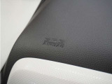 ◆助手席エアバッグ◆SRSエアバッグは、シートベルトだけでは防ぎきれない衝突時の衝撃から乗員を守るための安全装置。衝突時に瞬時に膨らみ、頭部や胸部がダッシュボードに直接衝突するのを防ぎます。