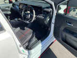 快適に運転できるドライブポジション!運転席シートリフターとチルト&テレスコピック付きステアリングで、女性でも無理のない運転姿勢がとれます。