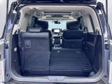 3列目シートを片側倒すことで長尺物の積載に対応。乗車人数や荷物の大きさ・形状に合わせた柔軟なシートアレンジが可能です。