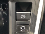 HOLD機能付きの電動パーキングブレーキ。HOLD機能を使用すると、信号待ちなどでフットブレーキから足を放しても、車は動かずそのまま停車してくれます。ドライブなど足が疲れた時には便利な機能です。