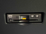 ETCカードを挿入することで高速道路を利用する際の支払いがキャッシュレスになったり、ETCスマートインターチェンジが利用できたり、とても便利なアイテムです!保証は修理保証のみとなります。