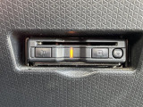【ETC】有料道路を利用する際に料金所で停止することなく通過できる、ETC車載器(ノンストップ自動料金収受システム機器)が装備されています。セットアップを行うことで利用可能になります。