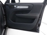 運転席ドアの全景です。キャビンを彩るすべてのものに、機能を形にした美しさが備わっています。