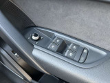 ミラーヒーター、ミラー格納、ミラー調整スイッチ、窓の開閉操作。Audiでは触感開発チームがあり、クリック感は操作する喜びを感じていただけます。