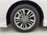 純正アルミホイールが車の雰囲気を引き立てますね!