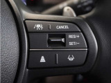 ◆アダプティブクルーズコントロール◆予め設定した車速内でクルマが自動的に加減速。前走車との適切な車間距離を維持しながら追従走行します。【LKAS】車線維持支援システムでステアリング操作を支援。