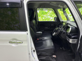 前席はゆとりを感じる空間で、運転席から前方や左右の様子を確認しやすいレイアウトです。座席やドアまわりも落ち着いた色合いでまとまり、毎日の移動を快適に過ごせる室内です。